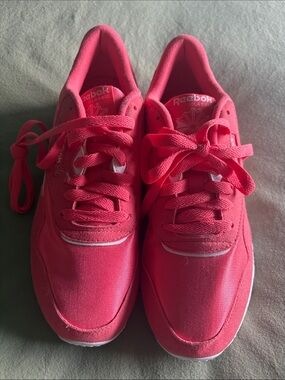 Reebok Women's Bright Pink Classic Sneakers brand new never worn.
